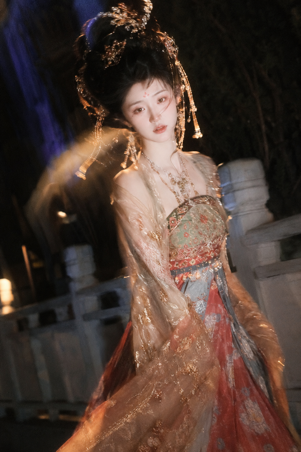 8K Ultra HD 超高清人物写真，绝美东方女性，身高175，画面张力；人物立体感，对焦主体，肤白貌美。 ccd摄影，18岁美人，纤细身材，怪诞奢华端庄优雅漂亮风格，唐朝奢华盛装，风情妩媚天真而不自知，楚楚可怜，细节丰富，光线明暗交接，光，层次丰富，朦胧美学，光的美学，lomo效果，高级感，杰作。非常规构图。古典色彩搭配 ~极强镜头互动感，倾斜构图； ~梦幻朦胧感，竖屏构图，快门速度不足，运动模糊，随意抓拍。轻微的运动模糊，轻微的过曝。突出冷白皮通透自然的肌肤状态，整体神态灵动又不失随性。唯美的氛围感。写实摄影风格，非商业修图，保留轻微的噪点，高光不过曝，阴影有细节，表情自然，眼神很自然不失真(看镜头或不看镜头），慵懒松弛悠闲，氛围感，情绪片，CCD拍摄，大师作品，皮肤白皙，年轻貌美，完美身材，比例协调，超高清细节，整体光线亮白，真人真实写真风格。摄影大师光影。精细质感
