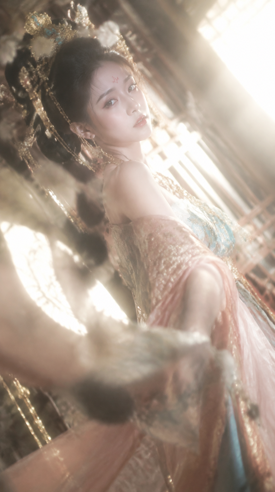 8K Ultra HD 超高清人物写真，绝美东方女性，身高175，画面张力；人物立体感，对焦主体，肤白貌美。 ccd摄影，18岁美人，纤细身材，怪诞奢华端庄优雅漂亮风格，唐朝奢华盛装，风情妩媚天真而不自知，楚楚可怜，细节丰富，光线明暗交接，光，层次丰富，朦胧美学，光的美学，lomo效果，高级感，杰作。非常规构图。古典色彩搭配 ~极强镜头互动感，倾斜构图； ~梦幻朦胧感，竖屏构图，快门速度不足，运动模糊，随意抓拍。轻微的运动模糊，轻微的过曝。突出冷白皮通透自然的肌肤状态，整体神态灵动又不失随性。唯美的氛围感。写实摄影风格，非商业修图，保留轻微的噪点，高光不过曝，阴影有细节，表情自然，眼神很自然不失真(看镜头或不看镜头），慵懒松弛悠闲，氛围感，情绪片，CCD拍摄，大师作品，皮肤白皙，年轻貌美，完美身材，比例协调，超高清细节，整体光线亮白，真人真实写真风格。摄影大师光影。精细质感